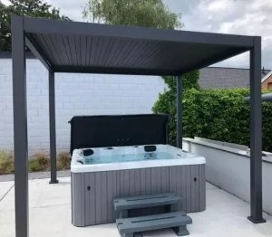 jacuzzi onder Mirador overkapping op terras in tuin